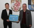 Bild: wro
Das Rathaus Wiesau ist jetzt ein "Digitales Amt". Äußeres Zeichen dafür ist eine Tafel, die von Bürgermeister Toni Dutz und dem Verwaltungsangestellten Maximilian Dagner (von rechts) vor wenigen Tagen vorstellt wurde.