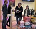 Bild: ubb
Die Go-Church-Kirche überraschte den Plauener Verein Karo mit einer Spende in Höhe von 100 Euro. Ina Rösch und Susanne Bittner (von rechts) übergaben zudem 42 Weihnachtspäckchen.