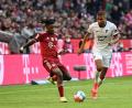 Bild: Sven Hoppe/dpa
Bayerns Omar Richards (links) in Aktion gegen Hoffenheims Kevin Akpoguma. Der 23-jährige Engländer stand bei den Münchnern erstmals in der Startelf.