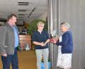 Bild: Stadt Schönsee/exb
Monika Gebhard (rechts) hat die Klöppel-Kunst mehr als 30 Jahre lang geprägt. Jetzt wurde sie von Bürgermeister Reinhard Kreuzer (links) und Sandra Klein verabschiedet.