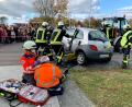 Bild: omu
Verkehrsunfall mit verletzten Personen, mit HVO, RTW und Notarzt vor Ort, sowie Fahrzeugöffnung hieß es nachmittags zur Schauübung auf dem Gelände der Flosser Feuerwehr. Dazu folgten fachkundige Erklärungen durch den Einsatzlautsprecher. Die Bevölkerung war sichtlich angetan von den mannigfaltigen Einsatzspektrum der Feuerwehr.