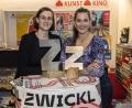 Bild: Hösamer
Initiatorin Anne Schleicher (rechts) und Moderatorin Kerstin Scherl präsentieren das "Zett". Der Dokumentarfilmpreis wird am 31. Oktober (20 Uhr) im ehemaligen Metropolkino in Schwandorf verliehen.