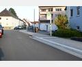 Bild: bey
Der Ausbau der Blütenstraße ist nach achtmonatiger Bauzeit abgeschlossen. Zur Maßnahme gehörte auch die Anlegung eines Gehweges, der im Bereich der Bushaltestelle angehoben ist, um den Fahrgästen das Einsteigen in den Linienbus zu erleichtern.