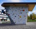 Bild: Eger
Der Boulderwürfel am Wiesauer Berufsschulzentrum bildet den Mittelpunkt der Begegnungsstätte Sport.