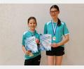 Bild: A. Schwarzmeier
Anne (links) und Emily Sischka erreichten Top-Platzierungen bei den Tischtennis-Bezirksmeisterschaften.