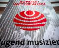Bild: Sina Schuldt/dpa
«Bundeswettbewerb Jugend musiziert» steht auf einem Plakat im Metropol Theater. Der Musikförderwettbewerb wird 2022 wieder in Präsenz ausgetragen.