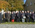 Bild: jr
Am Therese-Neumann-Platz stellten sich die Ehejubilare mit Pfarrseelsorger Pater Benedikt Leitmayr (rechts) zu einem Erinnerungsfoto.
