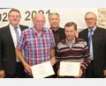 Bild: mc
Der FV Vilseck ernennt Adolf Lehner und Richard Neiswirth (vorn, von links) zu Ehrenmitgliedern. Ihnen gratulieren (hinten, von links): Bürgermeister Hans-Martin Schertl, Vorsitzender Robert Liermann und stellvertretender Landrat Franz Mädler.