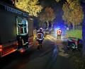 Bild: mde
Frontal gegen den Baum (rechts) war die junge Fahrerin mit ihrem Suzuki Swift geprallt, als diese die Wunsiedler Straße am Montagmorgen stadtauswärts befuhr. Die Kräfte von Polizei, Rettungsdienst und Feuerwehr Kemnath waren vor Ort.