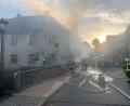 Bild: omu
Ein Wohnhaus mit alter Schmiede im Markzentrum stand in Brand. Auch die Feuerwehr Neustadt/WN war mit Drehleiter vor Ort.
