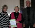 Bild: öt
Cordula Philipp (Mitte) wurde für 40 Jahre Treue zur Ortsgruppe Neusorg des Fichtelgebirgsvereins ausgezeichnet. Ortsvorsitzende Helga Schinner (links) und Bürgermeister Peter König (rechts) beglückwünschten sie.