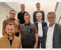Bild: fg
Dominik Losch (rechts vorn) wurde als Beisitzer in den TuS-Vorstand nachgewählt, daneben Bürgermeister Hermann Falk.
2.Reihe von links das Vorstandsteam mit Walter Fleischmann, Klaus Wild und Dieter Held. Hinten: Patrick Gebhardt, der das Internet koordiniert, und Helmut Pichl, neu gewählter Kassenprüfer.