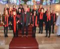 Bild: jr
Als Höhepunkt einer liturgischen Andacht in Fockenfeld trug das Ensemble Kreuzer um Brigitte Kreuzer (vorne, Dritte von links) das Lied „Der Segen Gottes" vor, das dem ehemaligen Landrat Wolfgang Lippert (vorne, Mitte) gewidmet wurde.