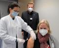 Bild: Klinikum/Uschold/exb
Das Klinikum Amberg geht bei der Grippeschutzimpfung mit gutem Beispiel voran: Betriebsärztin Barbara Cafuta (links) impft Pflegedirektorin Kerstin Wittmann und Dr. Harald Hollnberger, den Ärztlichen Direktor.