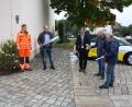 Bild: bjp
Leuchtstoffröhre ade, willkommen LED: Beim Ortstermin in Schwarzenbach verglichen (von links) Bernd Przetak (Bauhof), Bürgermeister Thorsten Hallmann, Markus Windisch und Gerhard Schmerber vom Bayernwerk sowie Reinhold Sternkopf vom Bauamt der Verwaltungsgemeinschaft Pressath alte und neue Leuchtkörper.