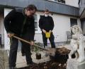 Bild: mfh
Ein paar kräftige Spatenstiche, und schon hatte die Rose am Barbara-Heim ihren neuen Platz gefunden.