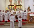 Bild: bsc
Viel Freude bei ihrem künftigen Dienst am Altar wünschten Pfarrer Joseph (rechts) sowie die Ministrantenabordnung mit Anna Wildenauer und Philipp Schraml an der Spitze (hinten, von rechts) den neuen „Lausbuben Gottes“. Matthias Klöble und Hannah Rohrer (vorne, von links) verstärken nun die Friedenfelser Ministrantenschar.