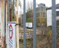 Bild: Gabi Schönberger
Die Tore der Annahütte in Windischeschenbach sind verschlossen, der Boden an vielen Stellen verseucht. Mobile Grundwassereinigungsanlagen ersetzen das Wegfahren des hoch belasteten Grundwassers aus den Untersuchungsbohrungen.