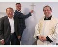 Bild: fg
Ortssprecher Hans Scharl, Bürgermeister Hermann Falk und Pfarrvikar Christian Preitschaft bringen im neuen Gemeinschaftshaus von Burgstall das von der Stadt Hirschau gestiftete Kreuz an.