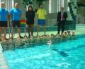 Bild: wmr
Städtische Bademeister bringen sich in den nächsten Wochen in den Schwimmunterricht an der Grundschule Mitterteich ein. Im Bild einige Erstklässler mit den Bademeistern Stefan Pelz und Stefan Helgert, Rektorin Petra Andritzky, Lehrer Benno Nitsch und Bürgermeister Stefan Grillmeier.