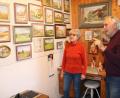 Bild: prh
In der Herbstausstellung 2021 erinnert der Oberpfalzverein Neustadt an sein langjähriges Mitglied, den Neustädter Maler Hans Pöschl, der am 6. Mai 2020 verstorben ist. Gemeinsam mit dessen Witwe Regina Pöschl (links) sucht der Vorsitzende des Oberpfalzvereins, Ernst Umann (rechts), Bilder für die Ausstellung aus. Zu sehen werden etwa 25 Werke des Verstorbenen sein.