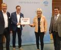 Bild: StMAS/Sebastian Kraft/exb
Kreisjugendring-Vorsitzender Jürgen Preisinger und Bezirksjugendring-Vorsitzender Philipp Seitz (von links) überreichten mit Landesjugendring-Präsident Matthias Fack zahlreiche Anregungen aus dem Landkreis Tirschenreuth an Sozialministerin Carolina Trautner.
