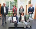 Bild: jzk
Bürgermeister Roman Schäffler, Kita-Leiterin Angelika Lober, Personalratsvorsitzende Angelika Kaufmann und Geschäftsstellenleiter Reinhard Herr (stehend von links) gratulierten Beate Rodler und Evi Krauß (sitzend von links) zu ihren Dienstjubiläen.