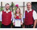 Bild: Stefanie Gradl
Dirigent Barnabas Lugosi (links) und Vorsitzender Christian Winklmann gratulieren dem Gold-Mädel Corinna Richter.