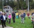 Bild: kro
Grünen-Landtagsabgeordneter Jürgen Mistol (rechts) hieß die Wanderer auf der Silberhütte willkommen, unter ihnen auch Anna Schwamberger.
