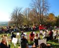 Bild: rpp
Zahlreiche Zuhörer genießen die musikalische Darbietung, das sonnige Herbstwetter und die tolle Aussicht.