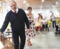 Bild: Gabi Schönberger
Mit einer kleinen Tanzeinheit und einem Lied verabschieden die Senioren des Eleonore-Sindersberger-Altenheims und Organisatorin Gerlinde Koch unter den Augen weiterer Besucher den Dekan Thomas Guba.