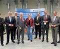 Bild: Hirsch
Architekt Eric Frisch, OB Andreas Feller, stellvertretender Landrat Richard Tischler, Hauptgeschäftsführer Jürgen Kilger, MdB Tina Winklmann, Ministerialdirigent Boris Petschulat, HWK-Präsident Georg Haber, Regierungspräsident Axel Bartelt und stellvertretender Hauptgeschäftsführer Hans Schmidt (von links) besichtigten das neue Zentrum für digitale Gebäudetechnik.