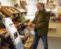 Bild: Thimo Kriegbaum
Walter Schäffler ist Geschäftsführer und einer der Gründungsväter des Schwarzenbacher Dorfladens. Im Geschäft gibt es frisches Obst und Gemüse aus der Region.