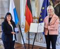 Bild: Gert Krautbauer/exb
Große Ehre für Dolores Longares-Bäumler. Im Rokokosaal in Augsburg erhält sie aus den Händen von Staatsministerin Carolina Trautner die Bayerische Staatsmedaille für soziale Verdienste.