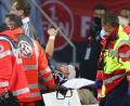 Bild: Daniel Karmann/dpa
Nach seinem heftigen Zusammenprall mit dem Hamburger Miro Muheim wurde Club-Youngster Tom Krauß aus dem Stadion getragen und ins Krankenhaus gebracht. Nach dem ersten Schrecken beruhigte er die Fans mit dem Daumen nach oben.