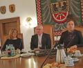 Archivbild: Biczysko/fph
Auch berühmte Schauspieler haben schon im historischen Rathaussaal auf den alten, schweren Stühlen Platz genommen. Das Archiv-Bild zeigt (von links) Martina Gedeck, Oberbürgermeister Oliver Weigel und Jan Josef Liefers, die in Marktredwitz den Sechsteiler „Arthurs Gesetz“ gedreht hatten.