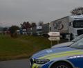 Bild: dob
Keine leichte Aufgabe für die Polizeibeamten, die auch noch andere Aufgaben haben, als die Verkehrsregelung auf dem Autohof in Waidhaus zu übernehmen. Abhilfe könnte nur der Zoll schaffen.