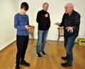 Bild: ubb
Regisseur Winfried Steinl (rechts) zeigt den Schauspielern Feix Schmidkonz und Herbert Kreuzer (von links), wie Bewegungsabläufe im kleinen Stück intensiviert werden können.