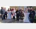 Bild: gio
Sieben Paare feiern in der Pfarrei Wutschdorf Ehejubiläum. Ihnen gratulieren Pfarrer Moses Gudapati (Mitte) und Pfarrgemeinderats-Sprecherin Johanna Köbler (dahinter).