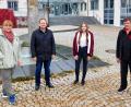 Bild: hai
Lisa Geier (Zweite von rechts) wird als Christkind den Weihnachtsmarkt am 21. November eröffnen. Heike Geier, Bürgermeister Christina Porsch und Lothar Büringer schauten sich den Rathausplatz nochmals genau an, denn dort sollen heuer erstmals die Buden aufgebaut werden.