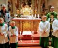 Bild: Pfarramt Bad Neualbenreuth/exb
Noah Koller und Elias Schnurer (vorne, von links) sind neu im Ministranten-Team der Pfarrei Bad Neualbenreuth und der Expositur Ottengrün. Mit im Bild ihre Brüder Magnus und Lukas, die schon länger dabei sind, Pfarrer George Parankimalil sowie Mesner und Ministrantenbeauftragter Wolfgang Plonner.