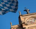 Bild: Sven Hoppe
Eine Bayernflagge weht vor dem bayerischen Landtag. Foto: picture alliance / Sven Hoppe/dpa/Archiv
