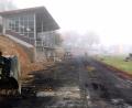 Bild: Portner
Baustelle im Herbstnebel: Der Sand auf der Aschenbahn im Jahnstadion ist abgetragen und die alten Stützmauern an der Böschung sind entfernt. In Kürze wird die Sanierung der Tribüne mit barrierefreiem Zugang (40 Meter lange Zuwegung, anstatt ursprünglich geplanter Podest-Rampe) in Angriff genommen.