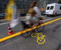 Archivbild: Peter Kneffel
Ein Radfahrer fährt über einen Pop-Up-Radweg in München.