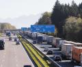 Bild: Josef Reisner
Lastwagen stauen sich kilometerlang im Inntal auf der Autobahn 8 in Richtung Österreich.