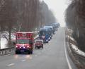 Bild: dtr
Über 120 Trucker unterstützten die Aktion Hilfe für Hugo. Auf und neben der Strecke war einiges los. In Tirschenreuth verwöhnten die Stiftlandgriller und Feuerwehr die Wartenden mit Currywurst, Grillfleisch und Whisky-Zwiebeln.