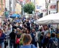 Bild: Stephan Huber
So sah es am Sonntag, 3. Oktober, in der Amberger Georgenstraße aus. Mit ähnlichen Menschenmassen rechnen die Einzelhändler auch am kommenden Sonntag, 24. Oktober, an dem die Läden erneut von 13 bis 18 Uhr geöffnet sind. Parallel dazu findet der Krüglmarkt am Malteserplatz statt.