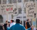 Bild: Wolfram Kastl/dpa
Ein Teilnehmer einer Demo gegen das Tanzverbot hält Schilder mit der Aufschrift "Wir tanzen wann wir wollen!"