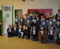 Bild: wec
Glücklich nach bestandenerRadfahrprüfung: Die Kinder der vierten Klasse mit ihren Verkehrsausbildern von der Polizei sowie Andreas Bahle (links) von der Verkehrswacht und Fabian Gräml (hinten rechts) von der Sparkasse.