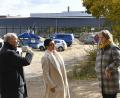 Bild: Petra Hartl
Das Dach der neuen Realschule-Turnhalle ziert künftig auch eine Photovoltaikanlage. Das freut die SPD-Stadtratsfraktion. Im Bild (von links): Dieter Amann, Fraktionsvorsitzende Birgit Fruth, Simone Böhm-Donhauser und Schulleiter Matthias Schall.